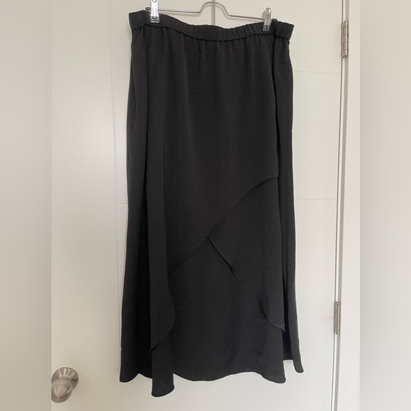 Black asymmetrical midi skirt - Picture 1 of 3